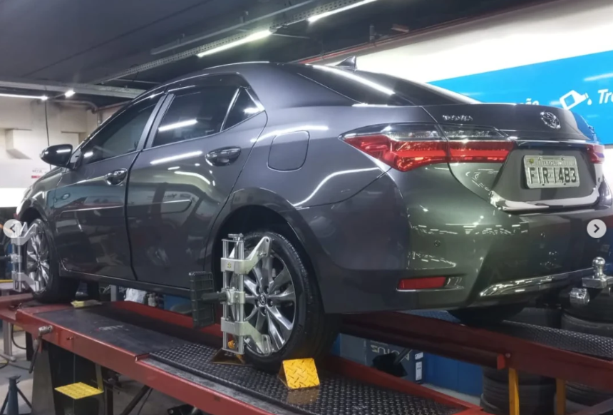 Toyota Corolla em alinhamento