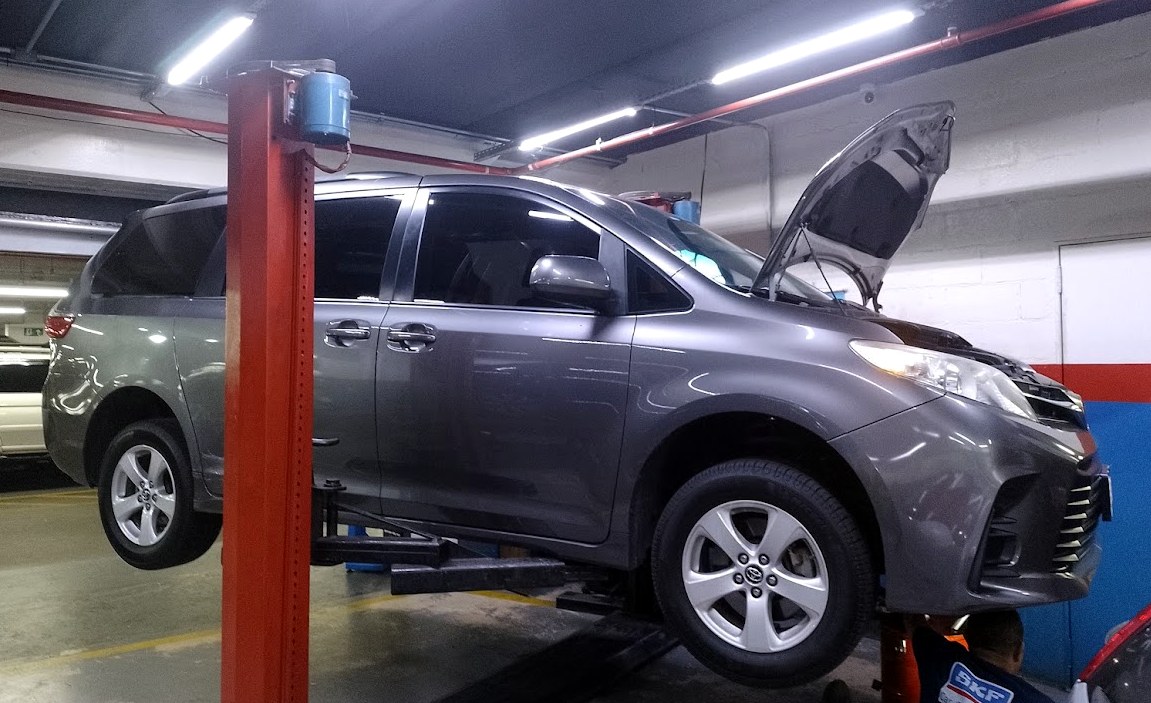 Toyota Sienna no elevador para revisão