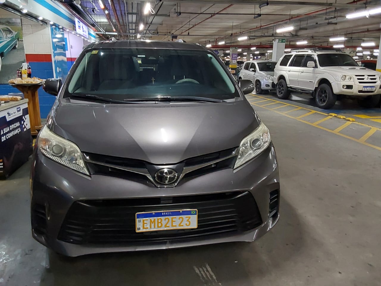 Toyota Sienna vista de frente